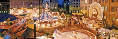 Traditionelle europa julemarked i hd og millionvis af andre royaltyfri stockbilleder, illustrationer og vektorer traditionelle europa julemarked med souvenir boder, nytår træ, gavebutikker, pariserhjul. Nordeuropas Storste Julemarked I Rostock