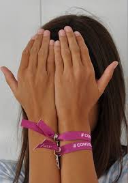 La parte central está hecha de material fotosensible y cambia el color con la intensidad de la radiación uv. Pulsera Solidaria Aecc 2018 Contra El Cancer De Mama Enfants Et Maison