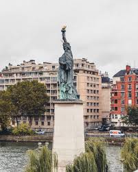 Trophé fabriqué en perle sctruture fer elephant. How To See The Paris Statue Of Liberty Pont De Grenelle Solosophie