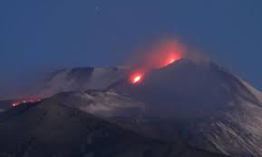 L'attività 'stromboliana' continua anche se con un lieve calo di energia. Eruzione Etna Boati Tremori E Fontane Di Lava Video