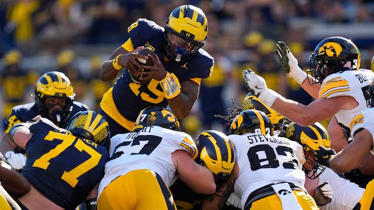 No. 17 Iowa drives for last-play TD to beat No. 18 Michigan 20-19 |  who13.com