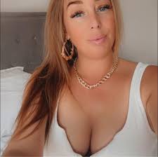 Hey everyone me again I'm looking for someone to be able to do my daughter  nails for her prom