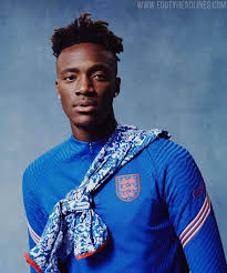 Football kits are generally updated every season and, when it comes to international football, almost inevitably before each major competition. Atemberaubendes Nike England Euro 2020 Trainingstrikot Kollektion Veroffentlicht Nur Fussball