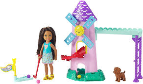 Imaginations can practice their mini golf game with chelsea doll, her puppy and a mini golf playset with a moving windmill that includes a golf club and 3 balls!chelsea doll wears a colourful outfit with heart graphic on a blue bodice, a colourful diamond print on her light blue skirt and yellow sandals. Amazon Com Barbie Club Chelsea Mini Golf Doll And Playset Toys Games