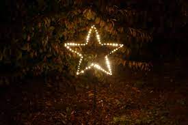 weihnachtsstern fur den garten stern aus metall mit stander mit led lichterkette beleuchtet ideal fur den garten oder als f weihnachtsstern led warmweiss sterne