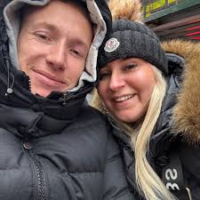 Coming to New York in a weeks time . Do you have to book to eat at Ellen's  diner