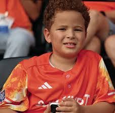 Brett Crossley's Instagram, Twitter & Facebook