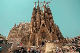 Occurring or tending to occur among members of a family, usually by heredity: Die Sagrada Familia In Barcelona Kostenlos Besichtigen