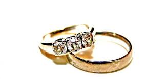 اختي حلمت ان انا وهي كنا رايحين نشتري الدبل بتاعتي و اشترينا دبله و خاتم ليا و دبلة العريس و بنطلون جينز حلمت بأن خالتي المتزوجة تلبس فستان زفاف احمر وأنها جانب زوجها وهي جدا خجلة منه وأنا غضبت منها لأنها. ØªÙØ³ÙŠØ± Ø­Ù„Ù… Ø§Ù„Ø¯Ø¨Ù„Ø© Ø§Ù„Ø°Ù‡Ø¨ Ù…Ù‚Ø§Ù„