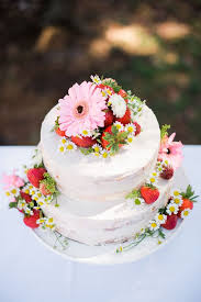 Un Gateau A Etage Blanc Decore De Fleurs Marguerite Et Des Fraises Gateau Etage Gateau A Etage Gateau D Anniversaire A Etage