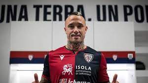 Radja nainggolan (born 4 may 1988) is a belgian footballer who plays as a central attacking midfielder for italian club cagliari, on loan from inter. Tinggalkan Inter Milan Radja Nainggolan Cerita Selalu Salah Di Mata Conte Yang Pelit Waktu Bermain Tribunnews Com Mobile