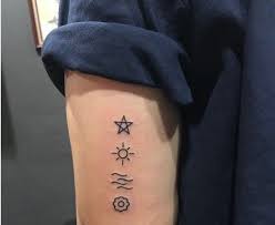 Karena selain desain yang keren, letak yang tepat akan membuat tato terlihat lebih menarik untuk dilihat dan bikin percaya diri yang memilikinya. Tato Simpel Keren Di Tangan