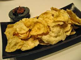 Melinjo banyak ditanam di pekarangan sebagai peneduh atau pembatas pekarangan dan terutama dimanfaatkan buah dan daunnya, terutama untuk dibuat panganan keripik yang disebut emping. Cara Membuat Emping Melinjo Yang Lezat Dengan Berbagai Variasi Olahannya Royal Tumpeng