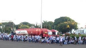 Pertamina group membuka lowongan bimbingan profesi sarjana (bps) 2021 bagi lulusan s1/d4 dari berbagai jurusan. Foto Truk Tangki Pertamina Dibajak Dibawa Ke Depan Istana Negara Kronologi Hingga Penjelasan Polisi Tribun Jakarta