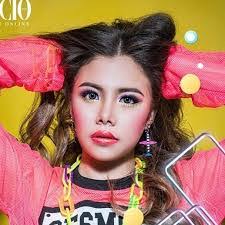 Melissa Hecker's Instagram, Twitter & Facebook