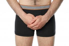 Potong celana jeans yang sudah terlalu ketat cara mengakali fashion items yang kekecilan agar tetap bisa dipakai (foto: 13 Cara Memperbesar Penis Secara Alami Tanpa Perlu Minum Obat