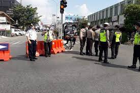 Aturan baru ppkm mikro itu antara lain pusat perbelanjaan, mall dan restoran harus tutup jam 20.00 wib. Aturan Ppkm Mikro Yang Berlaku 15 28 Juni 2021 Di Seluruh Indonesia Halaman All Kompas Com