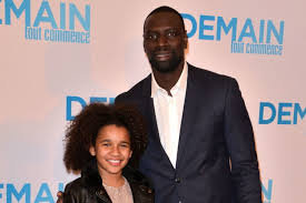 Omar sy, clémence poésy, antoine bertrand and others. Demain Tout Commence Omar Sy Papa Cool Avec Ses Propres Enfants