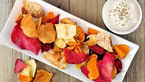 Chips di verdure al forno, facili e sfiziose, ottime da servire ad un aperitivo, e per far mangiare le verdure anche ai bambini. Chips Di Verdure Al Microonde Semplici Da Preparare E Super Sfiziose