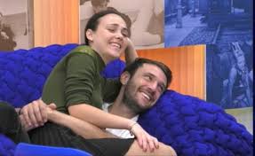 Andrea zenga è entrato nella casa del grande fratello vip nel mese di dicembre ma ha da subito destato le attenzioni di due concorrenti, nonchè grandi amiche (fra alti e bassi): Andrea Zenga E Rosalinda I Movimenti Strani Sotto Le Coperte