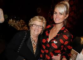 Deux ans après la mort de johnny, laeticia hallyday a officialisé son idylle avec un restaurateur. Johnny Hallyday Ce Cadeau Tres Special De Mamie Rock Le Jour De Son Mariage Avec Laeticia Voici