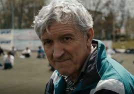 «doar cu buletinul la paris» regizorul filmelor cel mai iubit dintre pământeni, ticăloșii sau cei care plătesc cu viața revine cu o nouă producție despre românia actuală, despre resemnare, speranță și haz de necaz. Doar Cu Buletinul La Paris Cinemaraton