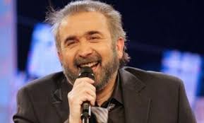 Ο λάκης λαζόπουλος, ο σταμάτης κραουνάκης, ο νίκος κυπουργός και ο γιάννης αγγελάκας μιλάνε στους schooligans για τον χατζιδάκι που γνώρισαν από κοντά ή από μακριά. Lakhs Lazopoylos Sto Patriko Toy Spiti Sthn Larisa Fwto Trikalaview