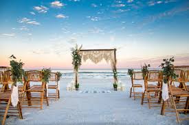 Il tramonto, il mare, la sabbia, le mille candele, le lanterne e il fuoco delle fiaccole creeranno l' atmosfera da favola che cerchi. Matrimonio Tema Mare 7 Idee Che Non Possono Mancare Wedding Planner Roma