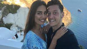 Gerçekten harika becerilerini sergilediği ve tüm taraftarları coşturduğu çok sayıda karşılaşmayı hatırlıyoruz. dedi. Amine Ozil Mesuts Hubsche Frau Uberrascht Mit Blonden Haaren