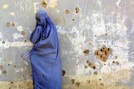 Le donne che fino al 1994, anno in cui i talebani hanno preso il potere, esercitavano la professione di medico, ingegnere, infermiera o qualunque altro mestiere, sono state nascoste dietro il burqa e segregate in casa sotto lo stretto ed asfissiante controllo degli uomini, con i vetri oscurati per evitare che qualcuno, da fuori, possa scorgerle. Tk5qblwxu2zam