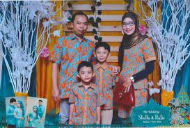 Salah satu keunggulan batik indonesia adalah memiliki. 5 Keunggulan Batik Tulis Pada Model Batik Couple Yang Dikenakan