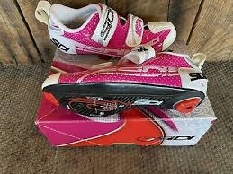 Here is a quick look at the features seen only on triathlon shoes: Women Triathlon Shoe Nelo S Cycles
