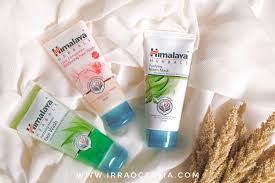 Dua bahan utama pada produk ini mengirimkan fungsi pengurang kulit berminyak dan pencegah timbulnya jerawat. Review Himalaya Herbal Neem Series Irra Octavia