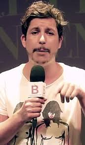 Él es uno de los las comediantes de la noche, aparece en el programa de televisión sopa colombia, en las películas todas para uno y malcriados, y en la obras de teatro como no sé si cortarme las venas o dejármelas largas. Alejandro Riano Wikipedia La Enciclopedia Libre