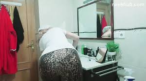 Arabische sexy Oma, dicker Arsch zu Hause