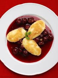 Topfennockerl Mit Heissen Sauerkirschen Und Butterbroseln Sweet Recipes Diy Desserts Food