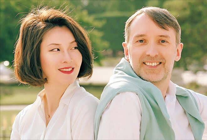 Couple's Four-Hands, Four-Feet Organ Duet in Seoul