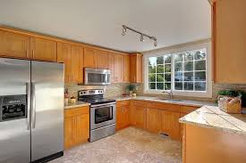 Honey Parawood Shaker With Giallo Imperial Granite Honey Oak Cabinets Budget Kitchen Makeover Kitchen And Bath