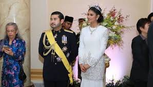 Perkahwinan ini telah disempurnakan oleh mufti johor, datuk mohd tahir samsudin. Pin Di Royal Tiaras Crowns Jewels