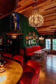 New Heritage Lounge Serves Oysters, Cocktails, and Cowboy Versailles Vibes  - Eater Austin