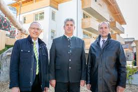 Silliano) ist eine marktgemeinde im hochpustertal an der westlichen grenze osttirols im bezirk lienz in österreich.mit 2030 einwohnern (stand 1. Innervillgraten Ein Festtag Fur Die Ganze Gemeinde Osttirol Heute At