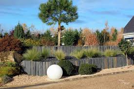 Talus En Barrettes De Schiste Amenagement Contemporain Avec Graminees Sti Amenagement Jardin Amenagement Paysager Devant Maison Piscine Amenagement Paysager