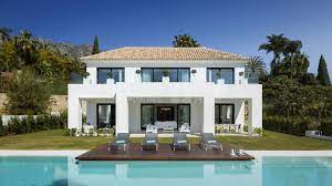 We combine the presence of water in swimming pools and courtyards, with the use of tradicional materials such as wood or natural stone. Fantastisches Haus In Luxurioser Lage Villa Zum Verkauf In Sierra Blanca Marbella Goldene Meile