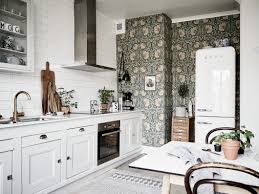 El papel pintado de cocina ofrece un sinnumero de disenos modernos para que podamos salir del tipico decorado de una cocina, la que incluye siempre y en todo momento colores blancos. Como Elegir Bien El Papel Pintado Decoraccion Es Estilos Ideas Trucos