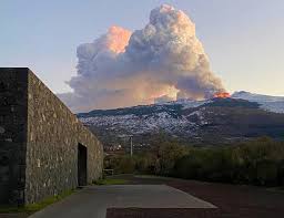 Mount etna is a 3326m high active volcano in sicily, italy. Q0 8h29dbnpx8m