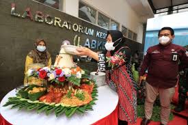 Wali Kota Risma Resmikan Labkesda Tempat Tes Swab Gratis Bagi Warga Kota Surabaya Bangga Surabaya