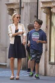 Felix griffiths, weighing 6 lbs., 15 oz., was born oct. Gillian Anderson And Son Gillian Anderson Gillian Anderson David Duchovny Chris Carter