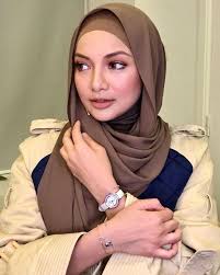 Masing pening kepala tak tahu nak pakai shawl mcam mana lagi.boleh je tengok dan cuba 10 cara pakai shawl simple dan cantik menggunakan della shawl. Pin Oleh Cara Mel Di Beautiful Malay Gaya Hijab Jilbab Cantik Busana Hijab Modern