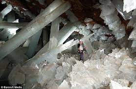 Crystal Caves Below Naica In Mexico Could Be Mistaken For Superman S Ethereal Arctic Lair Crystal Cave Giant Crystal Crystal Caves Mexico