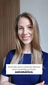 Muitas mulheres acreditam que o problema está em “não ter disciplina”., Mas  a verdade é que o corpo não precisa de mais regras, ele precisa de  atenção., Comer no automático é o reflexo de uma mente ...